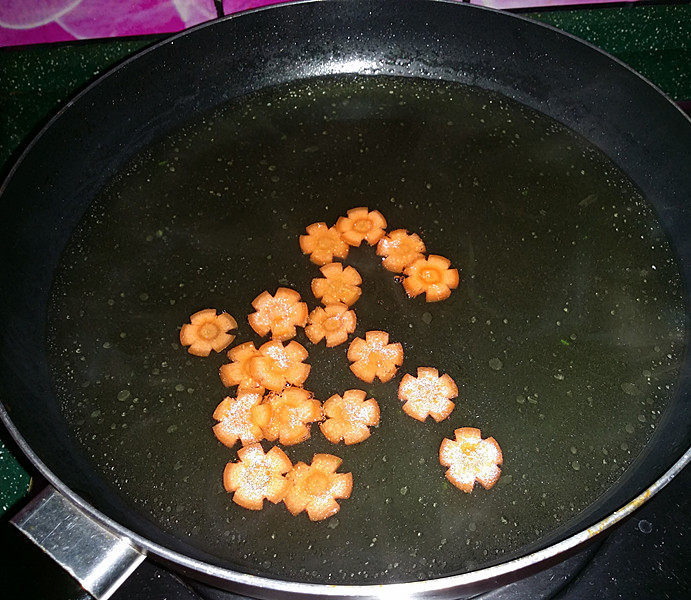 麻辣豆豉拌芦笋,接着将胡萝卜片，也放至锅中焯烫后捞出备用