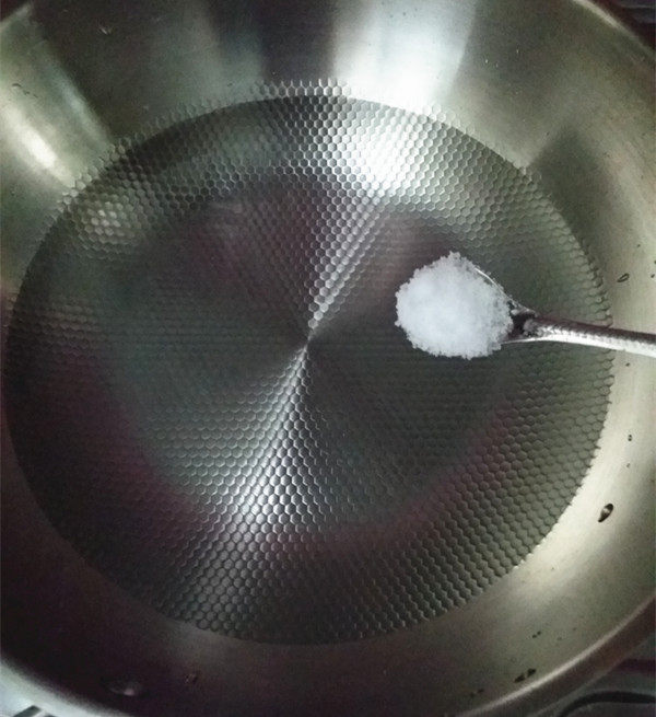 花生泡椒灼芦笋,锅中倒入适量清水，加入2小勺食盐，增加底味