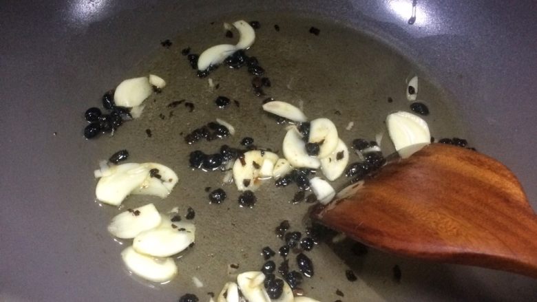 阳江豆豉炒苦瓜 不觉苦瓜苦 只闻豆豉香,油稍微放多一点，爆香蒜片和豆豉。
