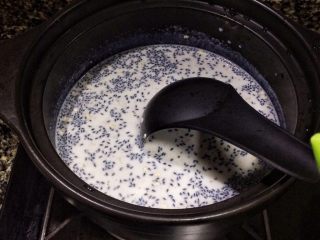 藜麦燕麦牛奶粥,注意用勺子搅拌一下，以免粘底。