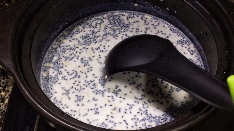 藜麦燕麦牛奶粥,注意用勺子搅拌一下，以免粘底。