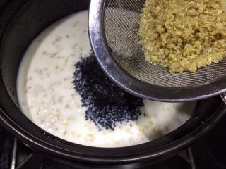 藜麦燕麦牛奶粥,将纯牛奶、黑芝麻、燕麦、藜麦一同倒入锅中，小火慢煮。