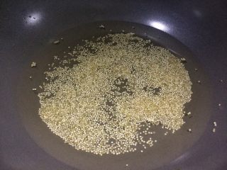 藜麦燕麦牛奶粥,加适量水煮藜麦，约12分钟。

藜麦变透明且长出白色的芽圈。