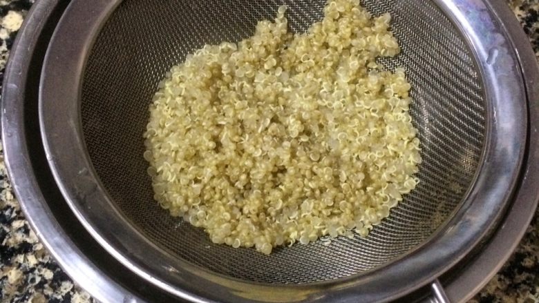 藜麦燕麦牛奶粥,然后将藜麦捞出沥干水份备用。