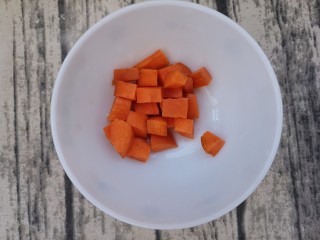 宫保鸡丁,胡萝卜也切成小块儿。