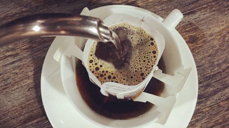 低卡咖啡布丁,取出挂耳包，加入纯净热水萃取180ml黑咖啡液备用（萃取方法略，感兴趣的朋友可以查看往期相关篇章）；