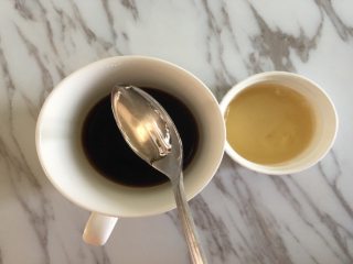 低卡咖啡布丁,将鱼胶液加入黑咖啡液；