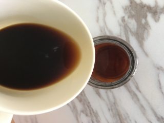 低卡咖啡布丁,然后将液体倒入布丁容器，8分满即可，然后放入冰箱冷藏2小时左右；