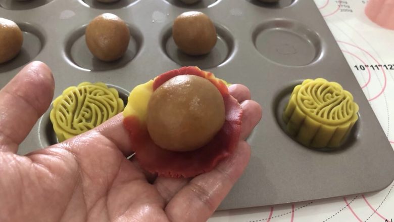 桃山皮月饼,10、同样的手法用彩色桃山皮包入原汁椰蓉馅。