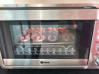 桃花酥,19、烤箱预热至150度后放入烤盘，上下火中下层烤30分钟后立即取出。