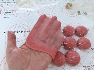 桃花酥,2、水油皮的状态是面团能拉出薄膜的样子。