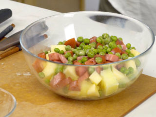 老上海沙拉,土豆切丁装碗，倒入苹果丁、红肠丁、青豆

