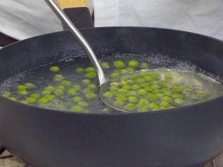老上海沙拉,捞出土豆稍微晾凉，将青豆放入沸水中焯熟，盛出


