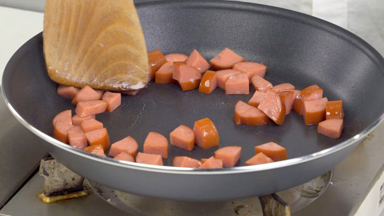 老上海沙拉,炒锅放入猪油烧热，放入红肠丁，加入少许盐，炒香盛出

