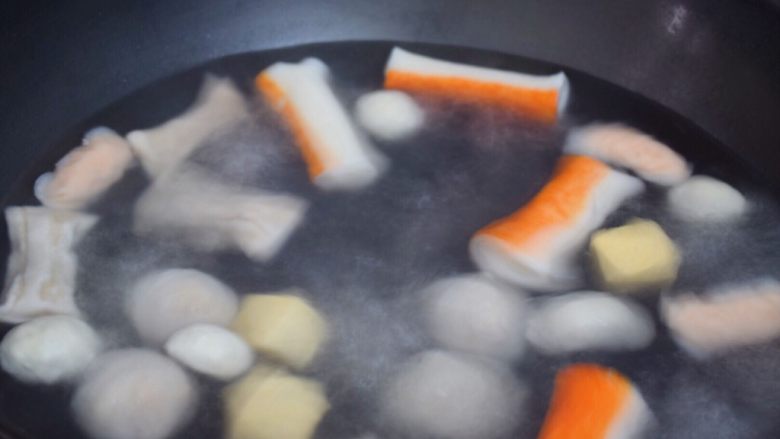 清汤面,锅中倒入适量的水烧开，放入海鲜丸子再次煮开