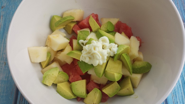 牛油果水果沙拉,把苹果，西瓜，还有牛油果放在一个碗里，挤上沙拉酱。