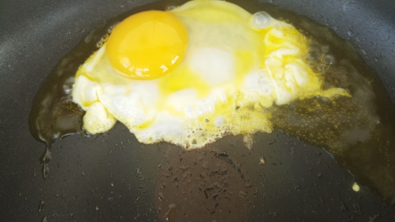 糖醋煎蛋,把鸡蛋放进去煎。