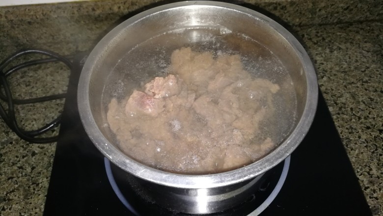 简单易学，还超级嫩滑美味的油泼牛肉,锅里水开后，牛肉下水焯水
