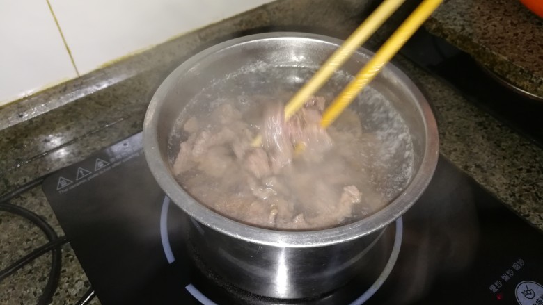 简单易学，还超级嫩滑美味的油泼牛肉,用筷子搅拌均匀