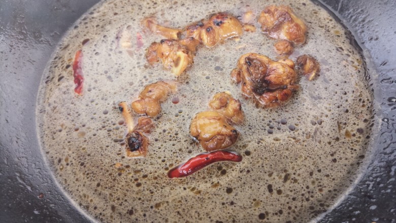 香菇青椒焖鸡,加入适量的水，没过食材。