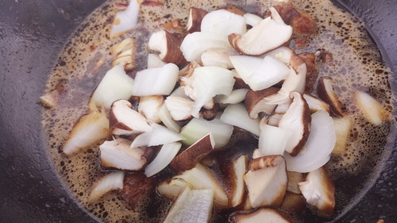 香菇青椒焖鸡,再加入香菇和洋葱。