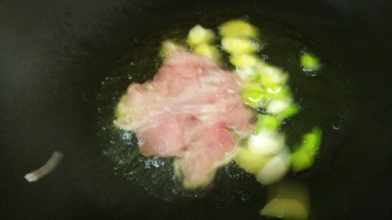 青椒炒肉,然后加肉片翻炒。