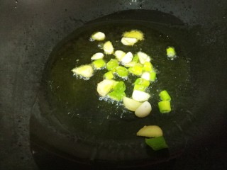 青椒炒肉,锅里热油，把葱姜蒜爆香。