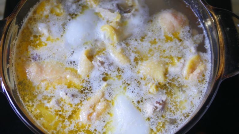 椰子鸡,鸡肉和椰汁一起倒入锅中煮开，撇去浮末，继续煮