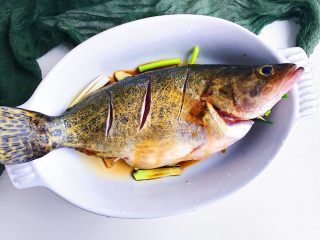 泰式柠檬鱼,依次加入生抽/食用油/鱼露（鱼露在泰式菜肴中必不可少的调味品 大部分人没有办法接受的可以不放）