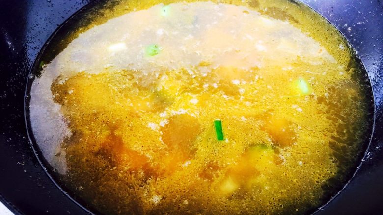 一碗南瓜面,把煮的半熟的绿豆连汤一起倒入炒好的南瓜中，一起炖5分钟