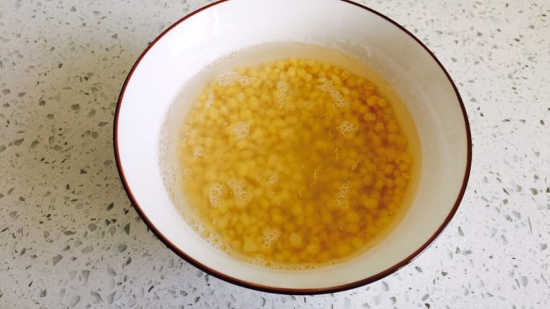 一碗南瓜面,去皮绿豆用温水浸泡