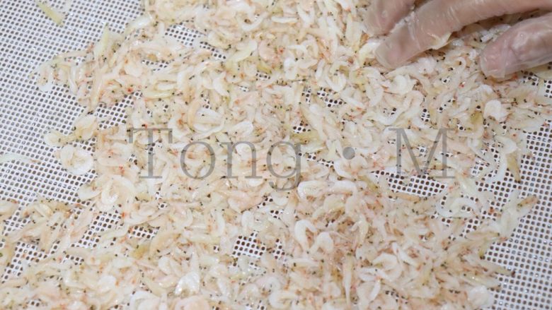 虾皮粉,2、挑拣杂质，平铺在烤网上，烤网可以垫油布油纸都可以的