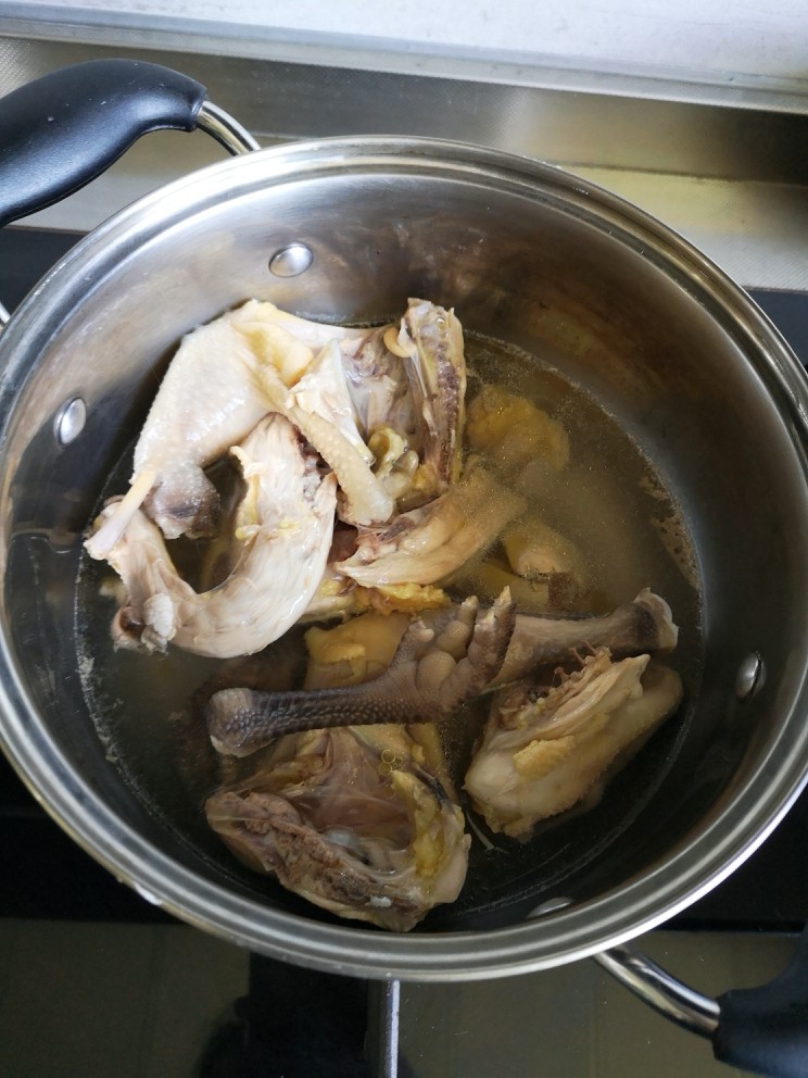 清蒸小公鸡,处理好的小公鸡剪成四大块
洗净焯水
再冲洗沥水备用
