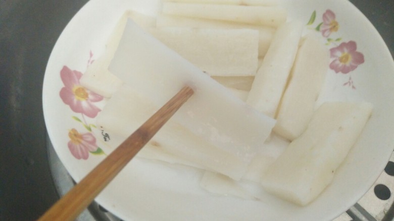 夏日甜品之红豆山药糕，,开火蒸15分钟左右，用筷子轻松穿透即可。