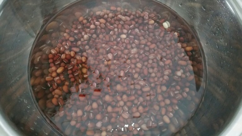 夏日甜品之红豆山药糕，,锅内放入适量清水，放入红豆开始煮。