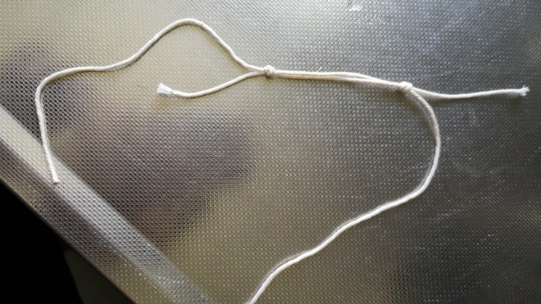 肉粽子,两根一样长的绳子
部分重叠
两段打结
用来绑包好的粽子