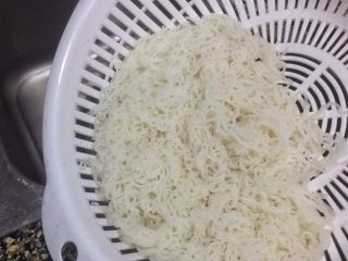 培根彩蔬炒米粉,冲干净米粉后沥干水份备用。

强调一下：必须沥干水份！