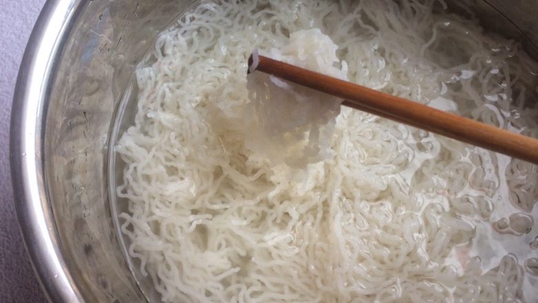 培根彩蔬炒米粉,浸泡到能用筷子挑开米粉即可，泡太久米粉会泡烂。