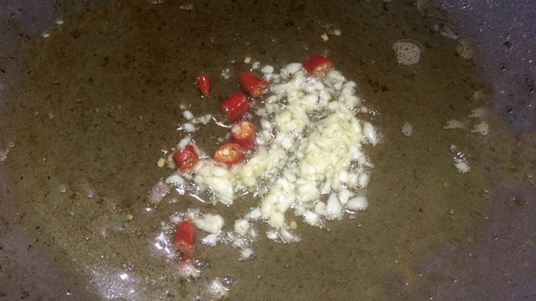 培根彩蔬炒米粉,放入小米椒与蒜头爆出香味。