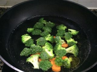 健康清爽的藜麦鸡胸肉沙拉,锅里放少许盐和油，烫一下西兰花和红萝卜，断生即可。