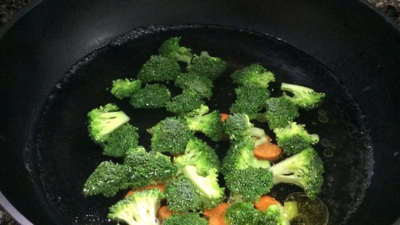 健康清爽的藜麦鸡胸肉沙拉,锅里放少许盐和油，烫一下西兰花和红萝卜，断生即可。