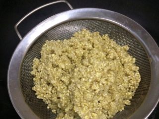 健康清爽的藜麦鸡胸肉沙拉,煮好后，捞出藜麦并沥干水备用。