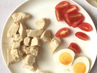 健康清爽的藜麦鸡胸肉沙拉,鸡胸肉切小块。
小番茄切成小块。
鸡蛋煮好后去壳，切对半或者小丁。