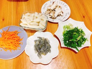 茄汁虾仁炒白粿,食材洗净切好备用