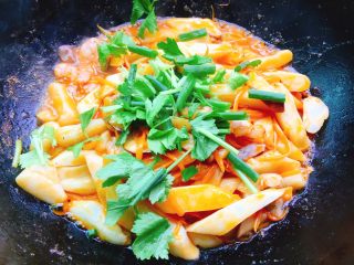茄汁虾仁炒白粿,最后加入葱，芹菜