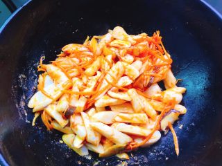 茄汁虾仁炒白粿,翻炒均匀