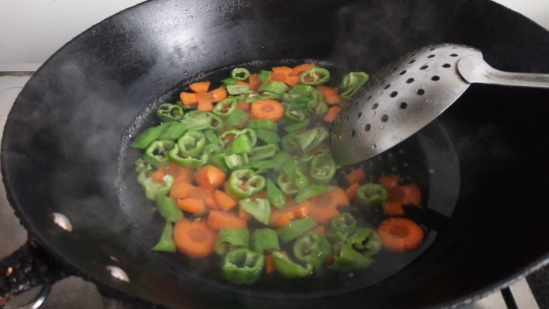 清爽小凉菜-鸡爪,青椒和胡萝卜放开水里綽烫下