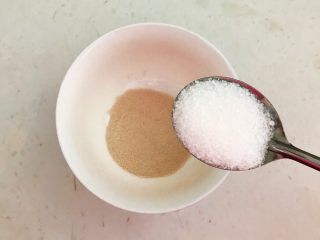 角瓜虾仁馅麦穗包子,把3克酵母放到碗里，加入3克白砂糖