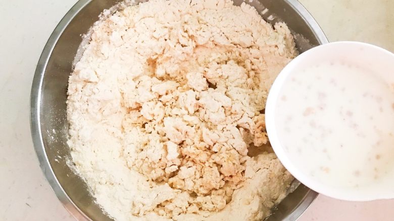 角瓜虾仁馅麦穗包子,搅拌一下，加入牛奶酵母，边倒边搅拌