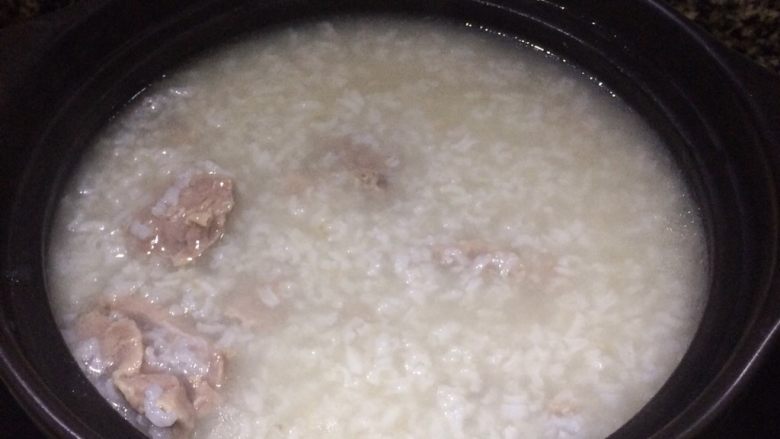 清心降火又补钙: 莲子咸骨粥,10.粥煲好后，倒入砂锅中。
